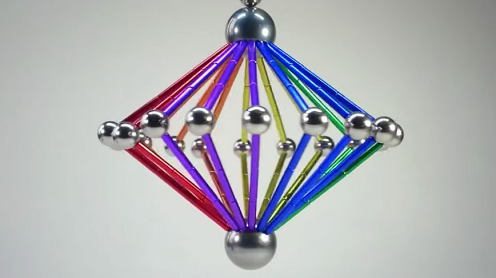 O belo efeito arco-íris formado por esculturas cinéticas com imãs
