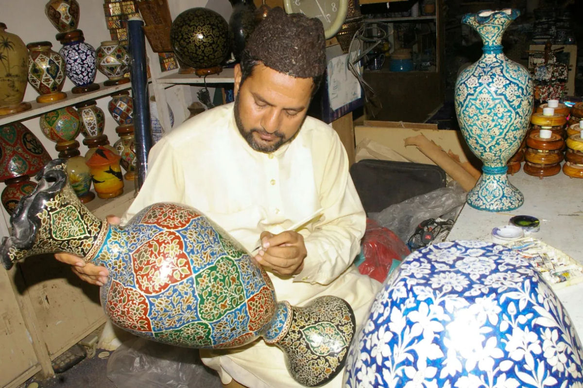 A histria e o artesanato das luminrias de pele de camelo no Paquisto