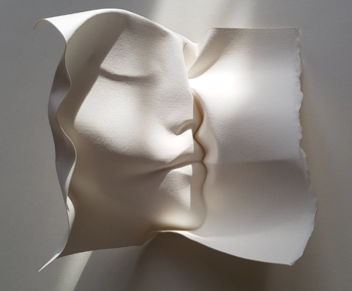 Esculturas sensuais em simples folhas de papel sugerem momentos de intimidade 01