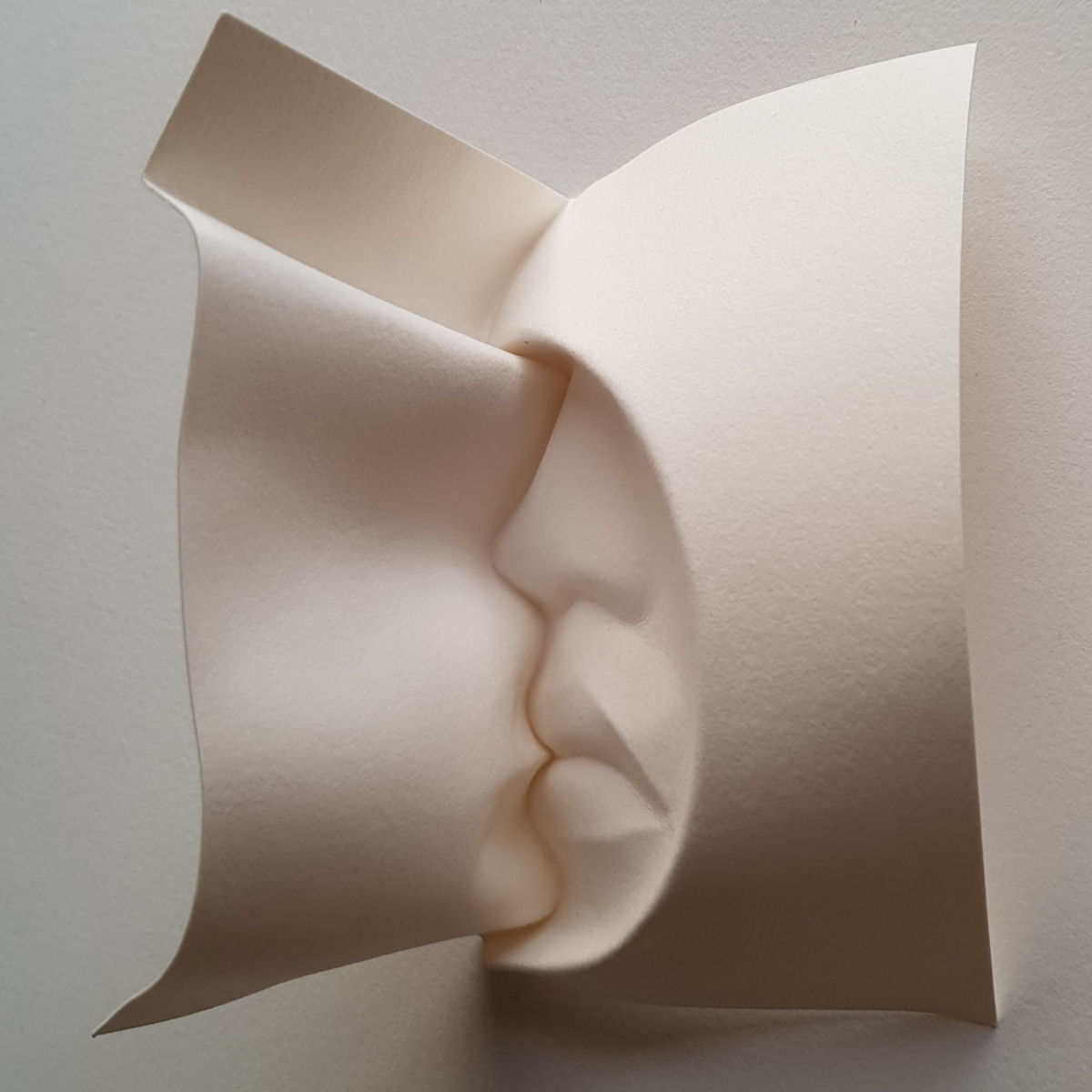 Esculturas sensuais em simples folhas de papel sugerem momentos de intimidade 02