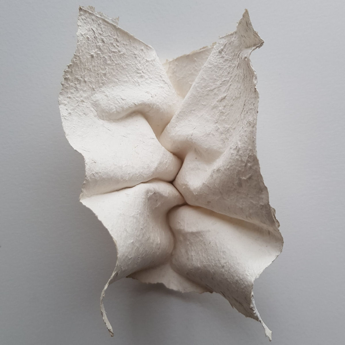 Esculturas sensuais em simples folhas de papel sugerem momentos de intimidade 04