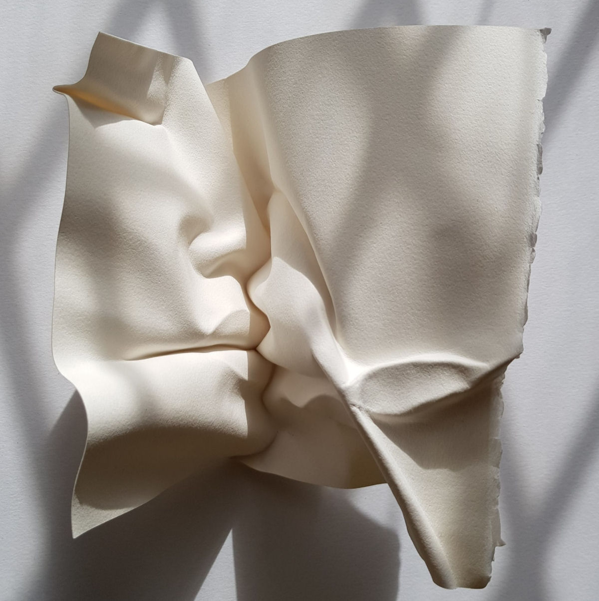 Esculturas sensuais em simples folhas de papel sugerem momentos de intimidade 06