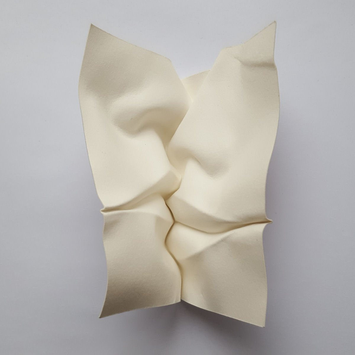 Esculturas sensuais em simples folhas de papel sugerem momentos de intimidade 09