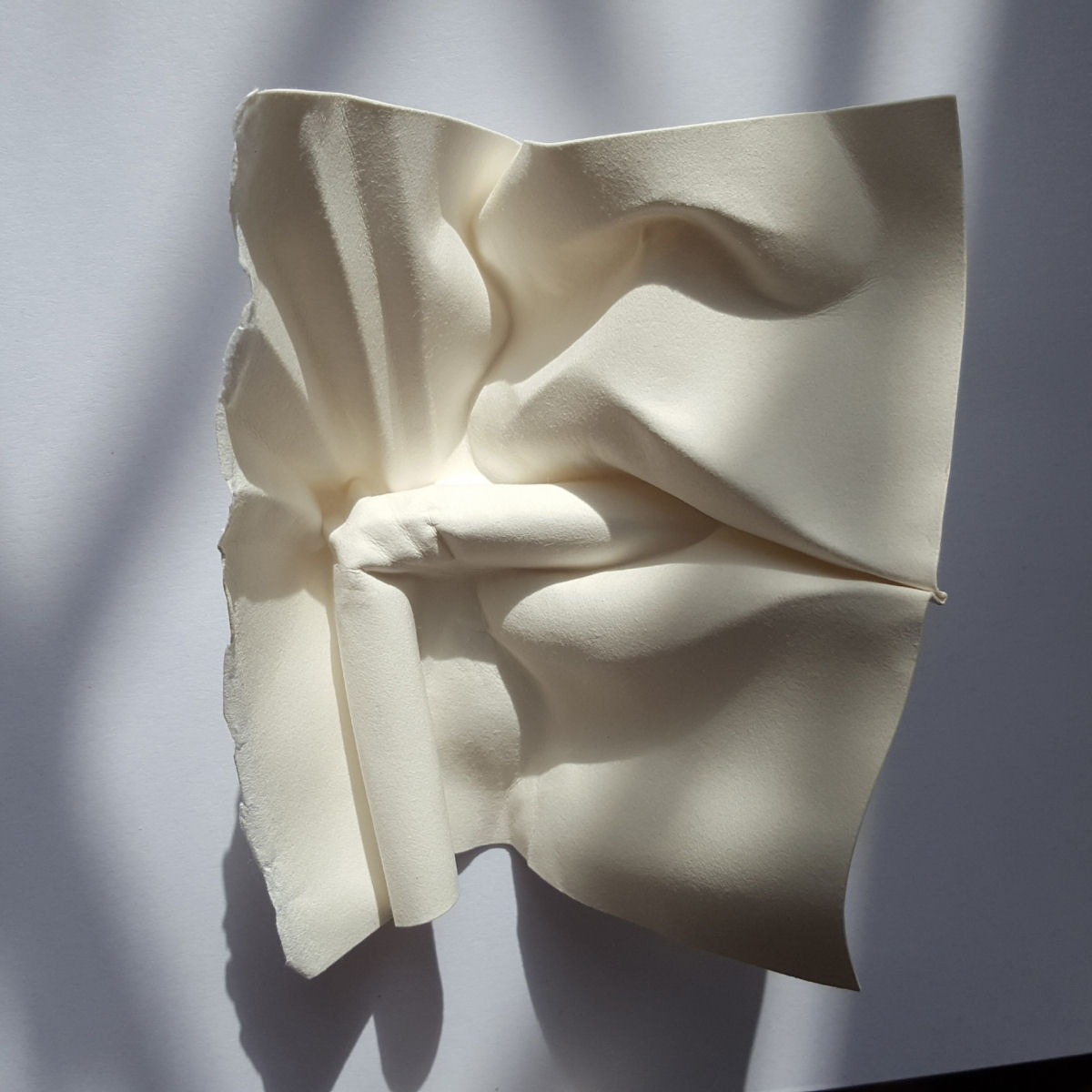Esculturas sensuais em simples folhas de papel sugerem momentos de intimidade 13