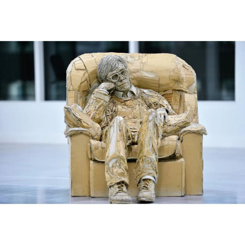 Artista com deficiência cria esculturas humanas incrivelmente detalhadas com papelão reciclado 01