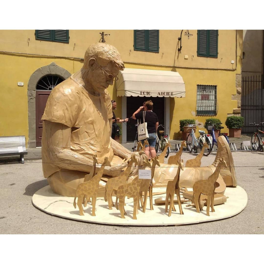 Artista com deficiência cria esculturas humanas incrivelmente detalhadas com papelão reciclado 02