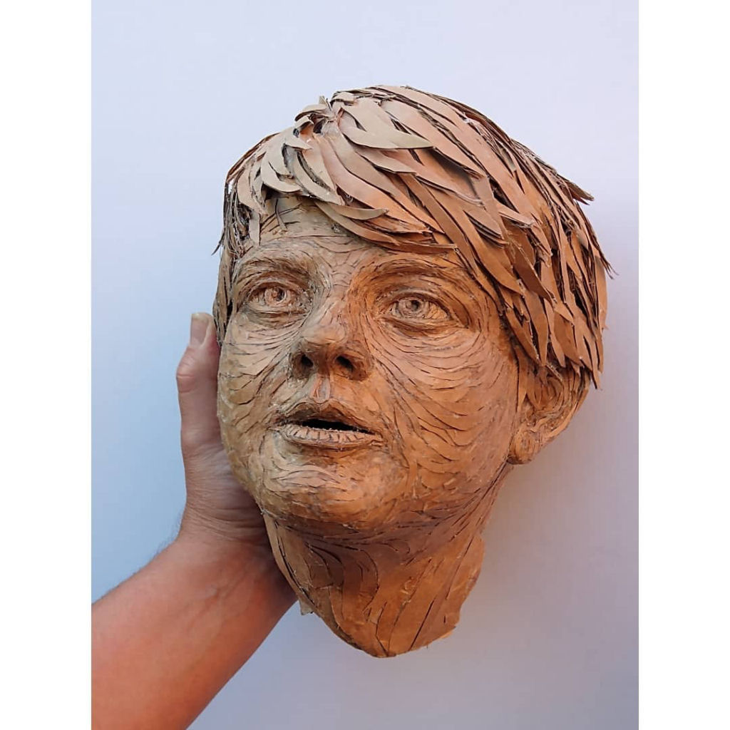 Artista com deficiência cria esculturas humanas incrivelmente detalhadas com papelão reciclado 04
