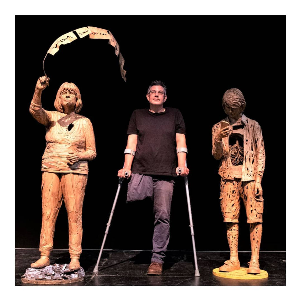 Artista com deficiência cria esculturas humanas incrivelmente detalhadas com papelão reciclado 09