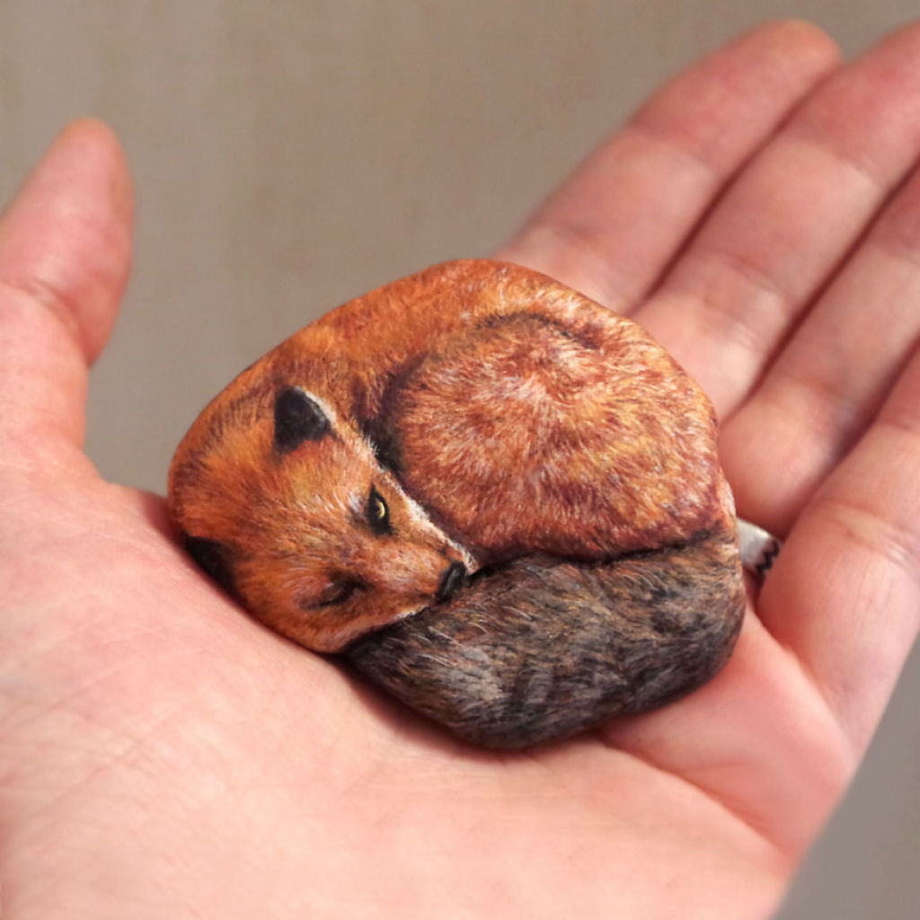 Esta artista japonesa consegue transformar simples rochas em arte animal realista 02
