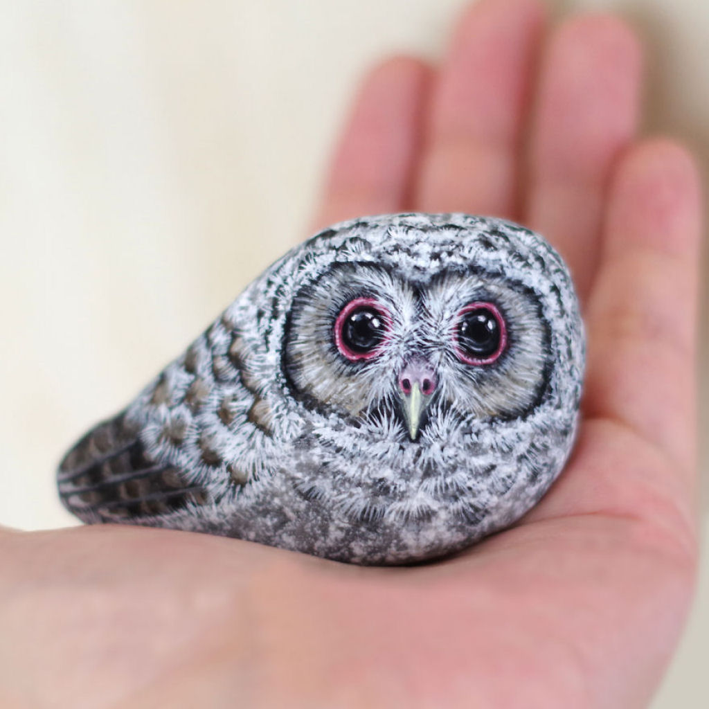 Esta artista japonesa consegue transformar simples rochas em arte animal realista 06