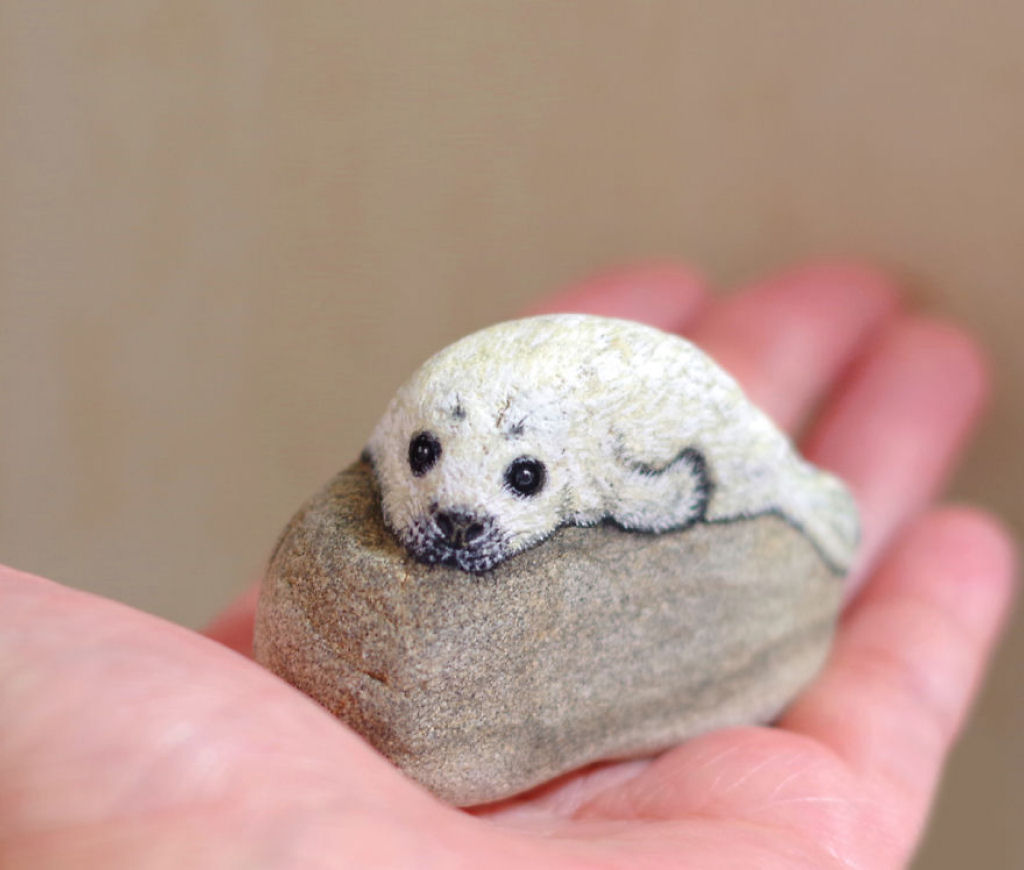 Esta artista japonesa consegue transformar simples rochas em arte animal realista 07
