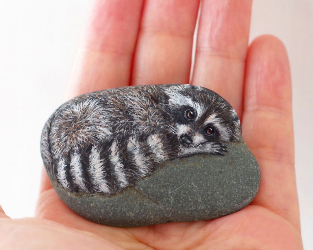 Esta artista japonesa consegue transformar simples rochas em arte animal realista 09