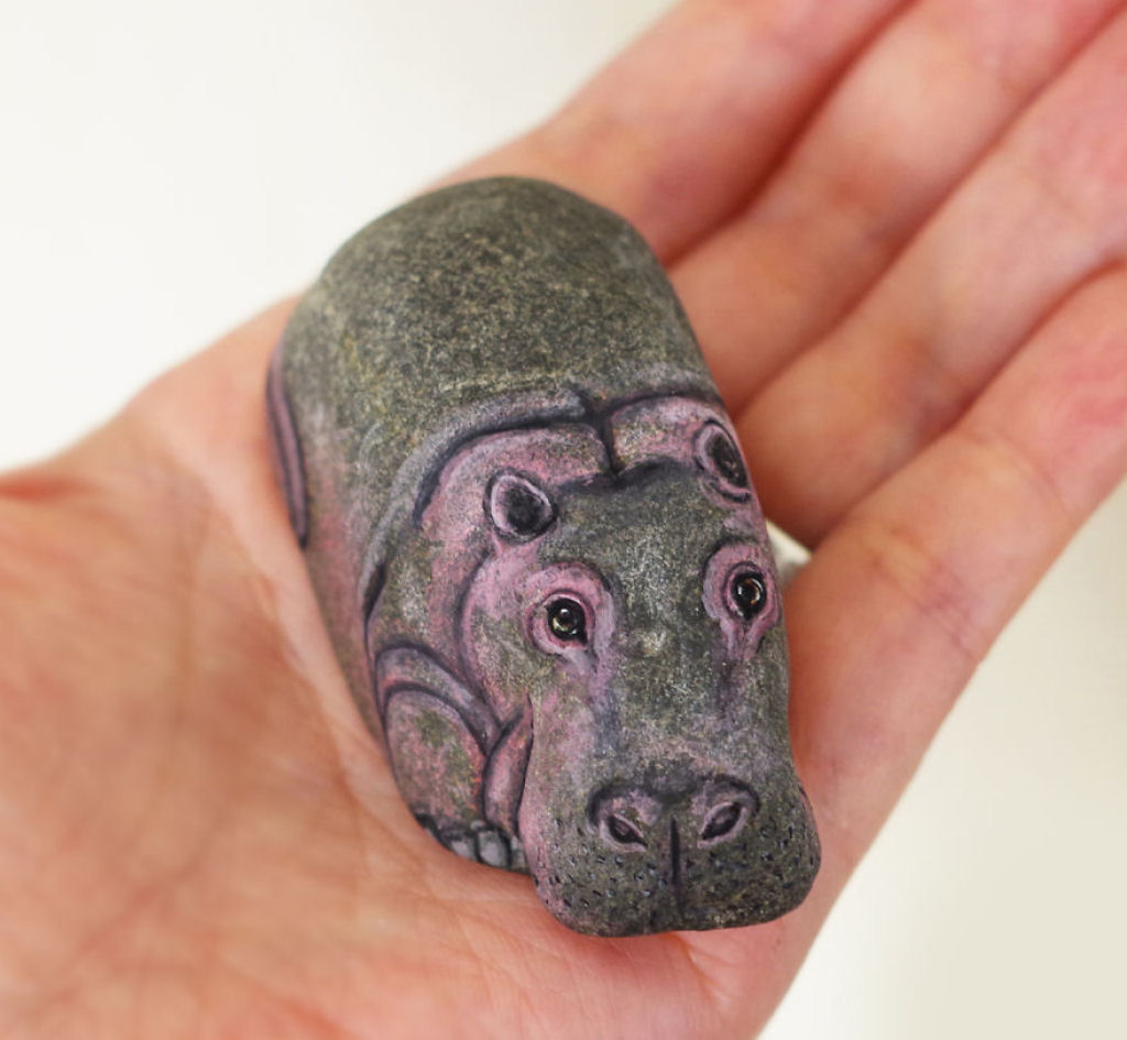 Esta artista japonesa consegue transformar simples rochas em arte animal realista 16