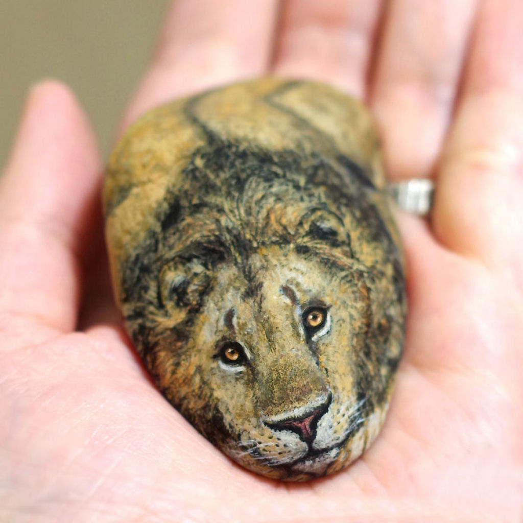 Esta artista japonesa consegue transformar simples rochas em arte animal realista 19