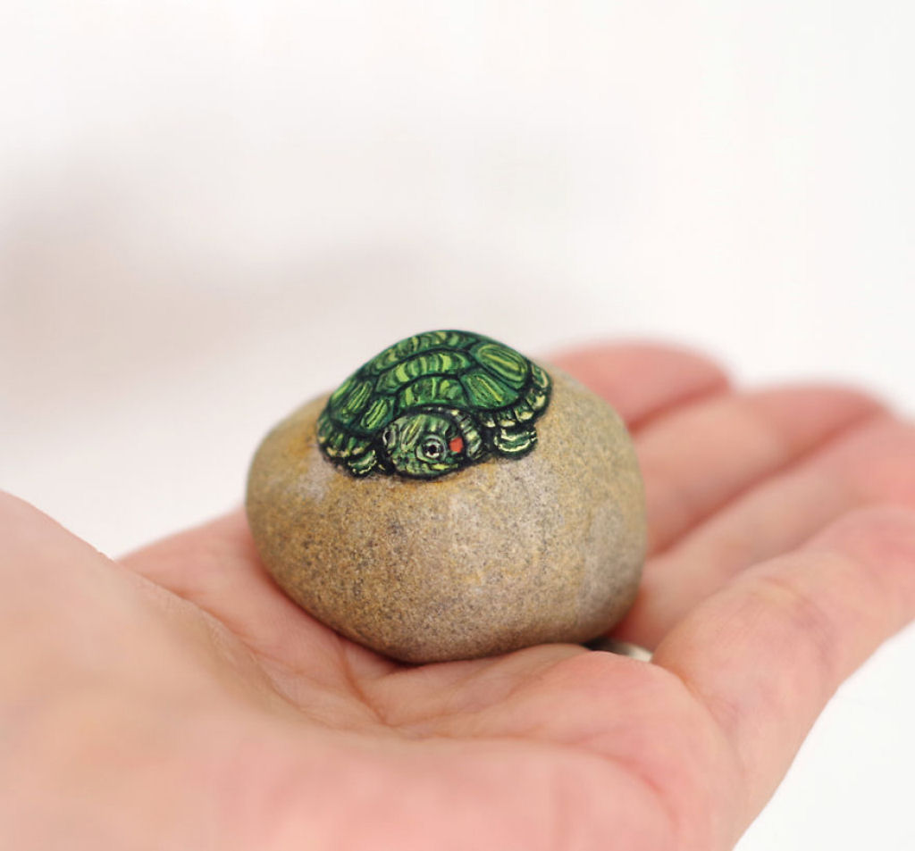 Esta artista japonesa consegue transformar simples rochas em arte animal realista 22