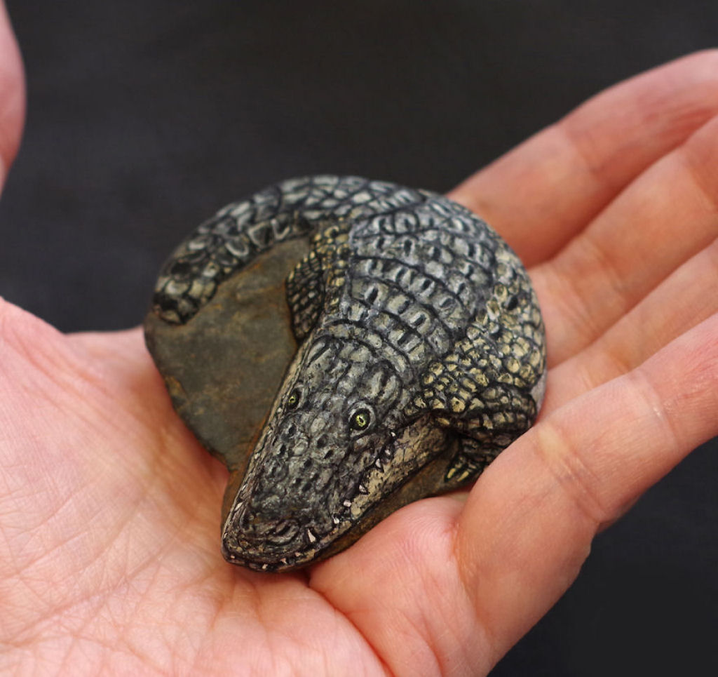 Esta artista japonesa consegue transformar simples rochas em arte animal realista 26