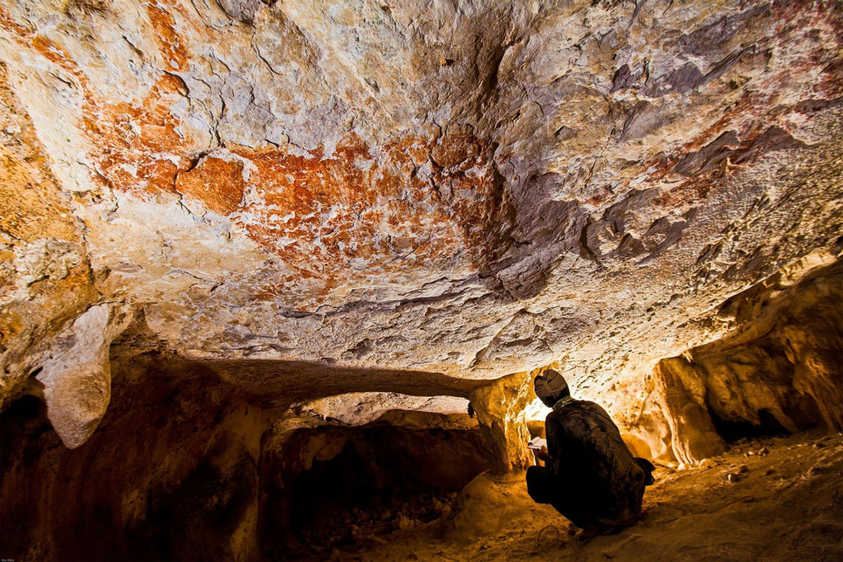 Pesquisadores descobrem a arte figurativa mais antiga do mundo em uma caverna da Indonésia