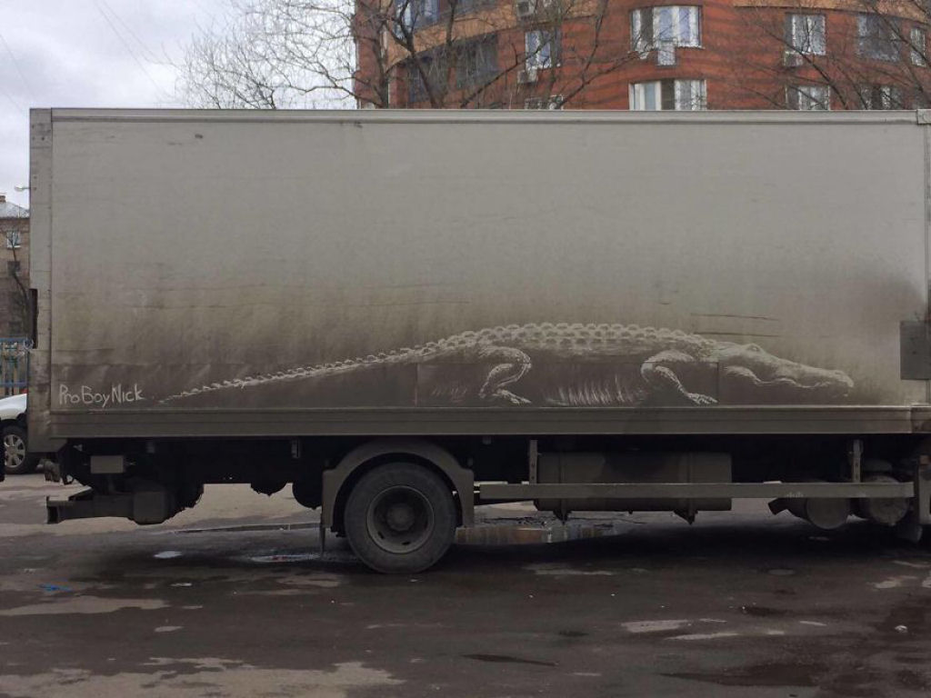 Artista transforma carros sujos em Moscou em incríveis obras de arte 01
