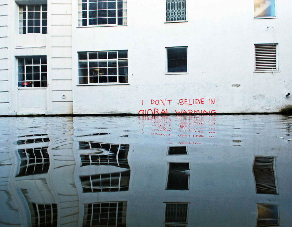 24 eloquentes obras de arte urbana mostrando a desagradvel verdade 01