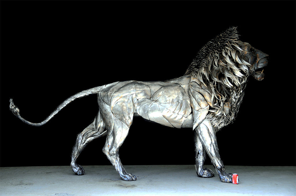 Majestosa escultura de leão feita com 4.000 peças de sucata 02