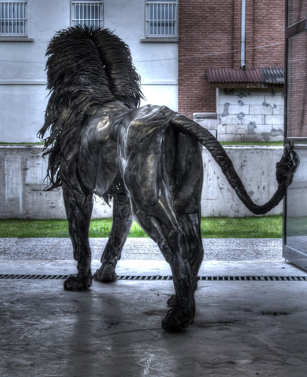 Majestosa escultura de leão feita com 4.000 peças de sucata 04