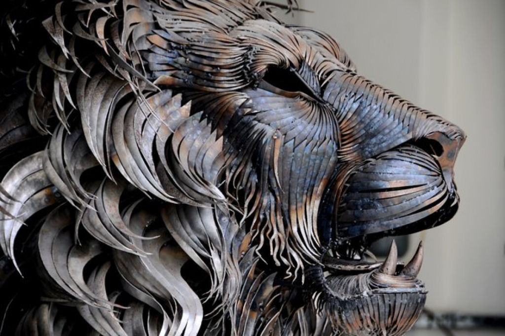 Majestosa escultura de leão feita com 4.000 peças de sucata 07