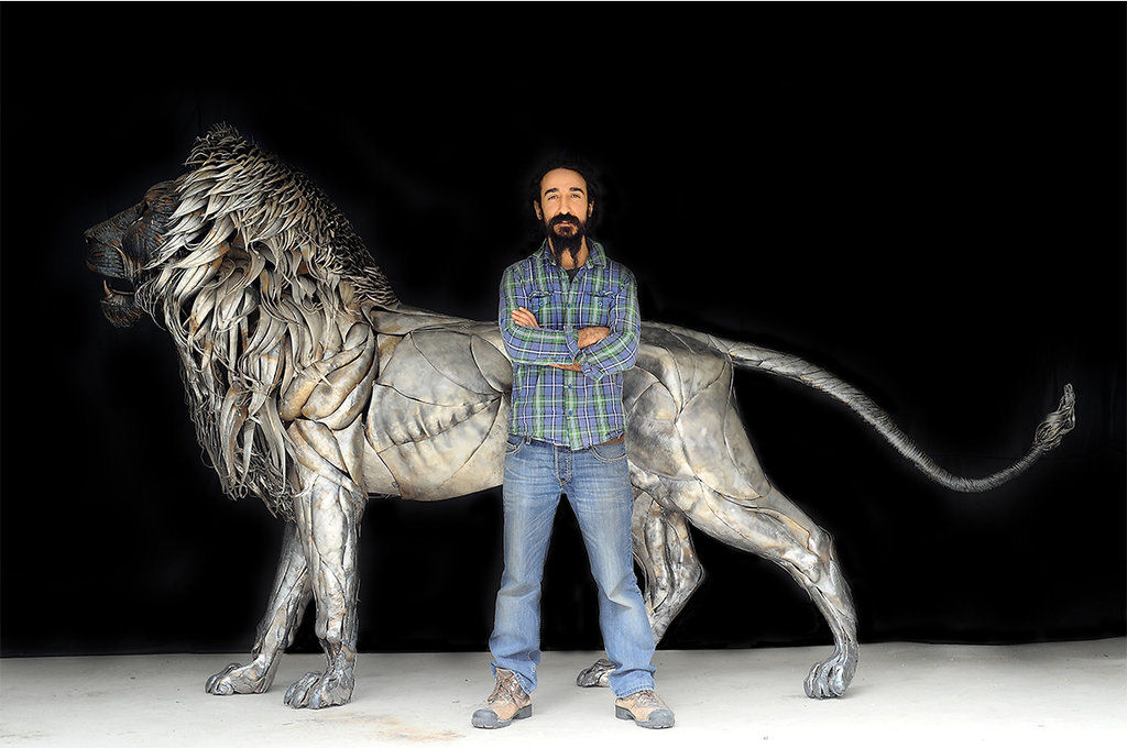 Majestosa escultura de leão feita com 4.000 peças de sucata 10
