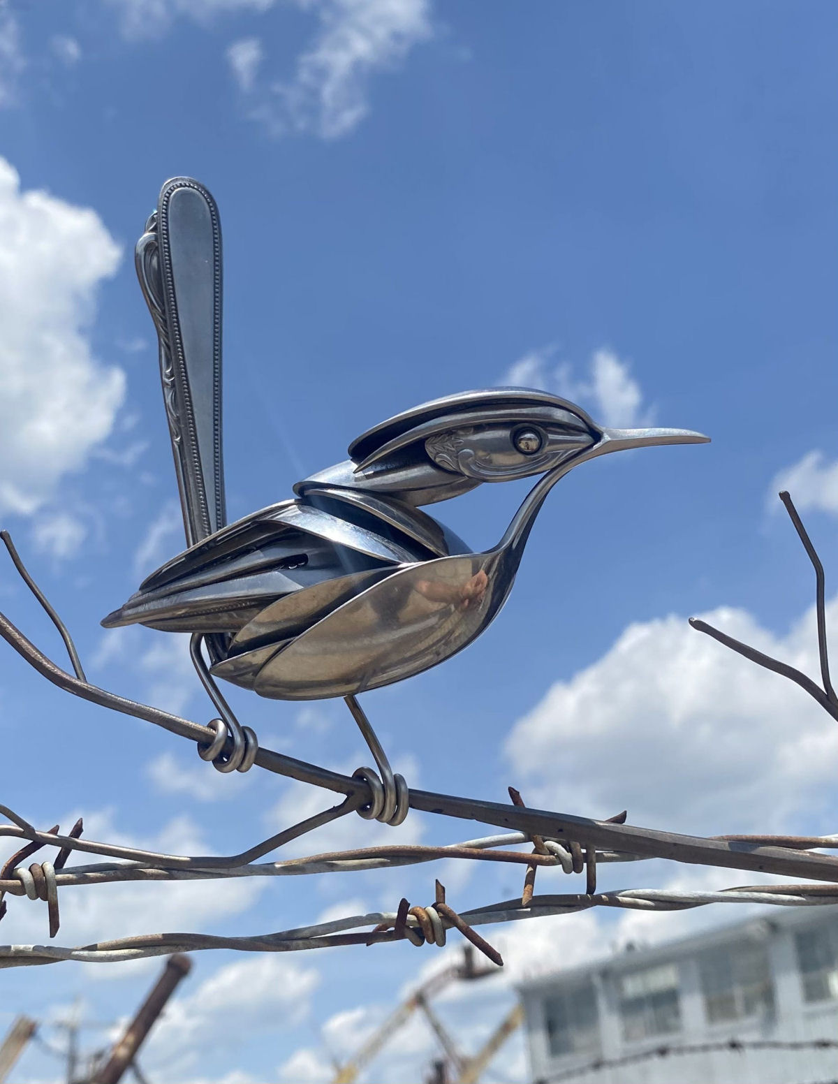 Sucata de utenslios  reciclada na forma de sublimes aves empoleiradas