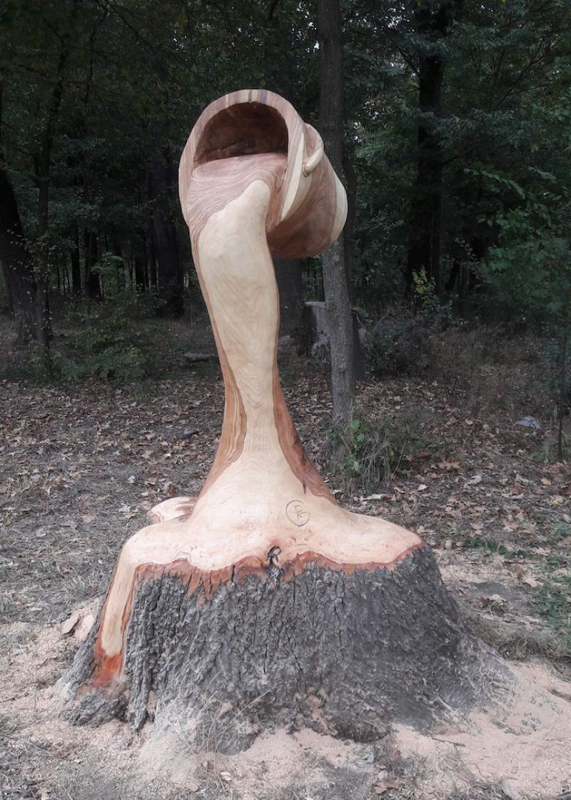 Artista da motosserra transforma toco de árvore em ilusão de balde derramando água 08