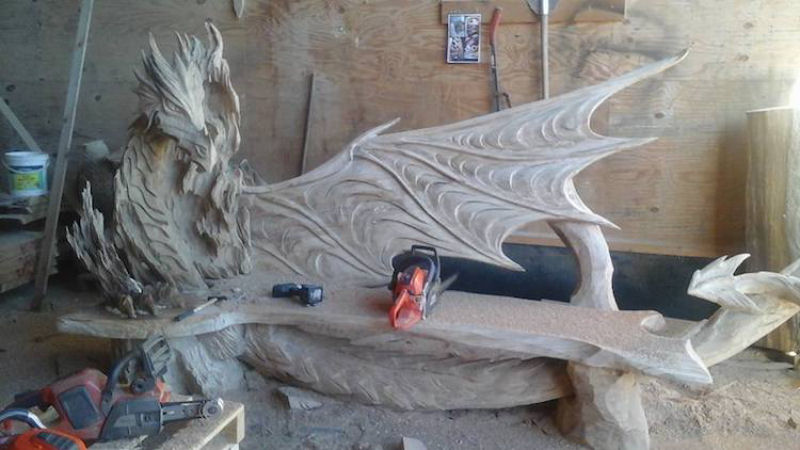 Artista estoniano usa uma motosserra para esculpir um fantástico banco em forma de dragão 06