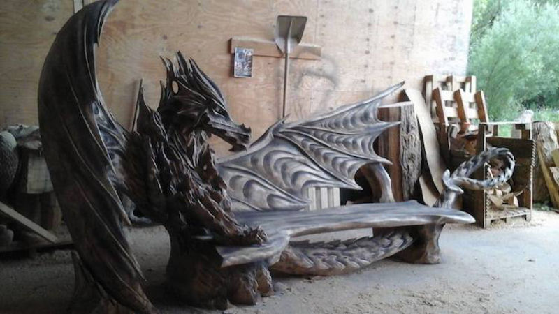 Artista estoniano usa uma motosserra para esculpir um fantástico banco em forma de dragão 09