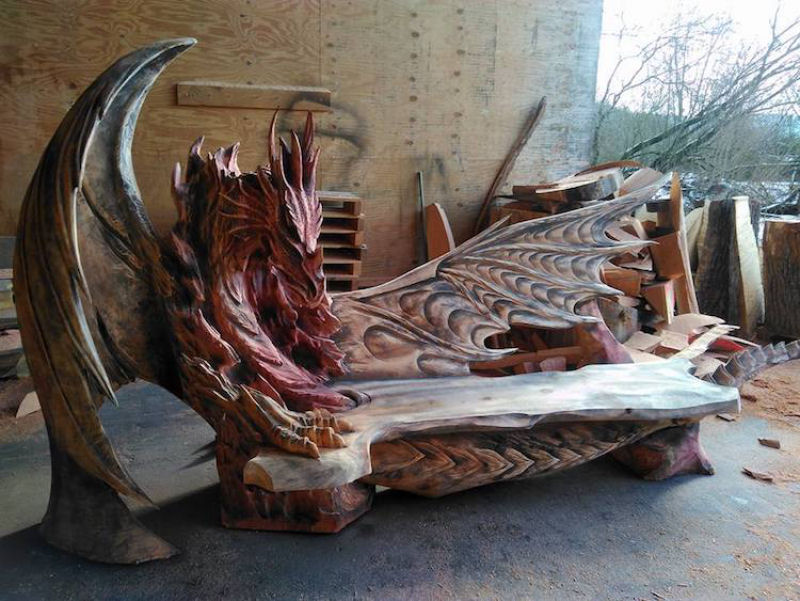 Artista estoniano usa uma motosserra para esculpir um fantástico banco em forma de dragão 10