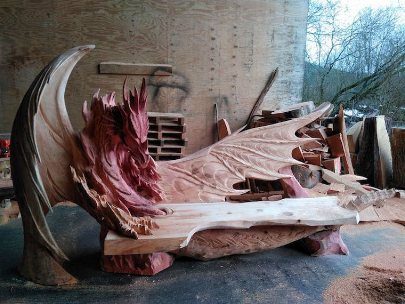 Artista estoniano usa uma motosserra para esculpir um fantástico banco em forma de dragão 11