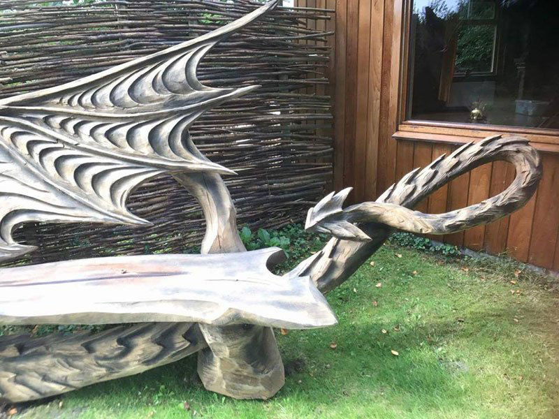 Artista estoniano usa uma motosserra para esculpir um fantástico banco em forma de dragão 13