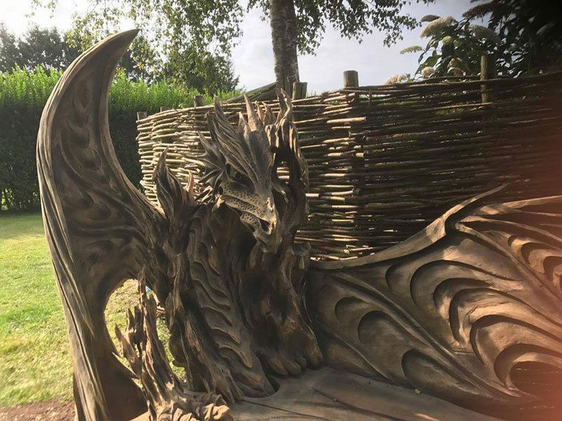 Artista estoniano usa uma motosserra para esculpir um fantástico banco em forma de dragão 15
