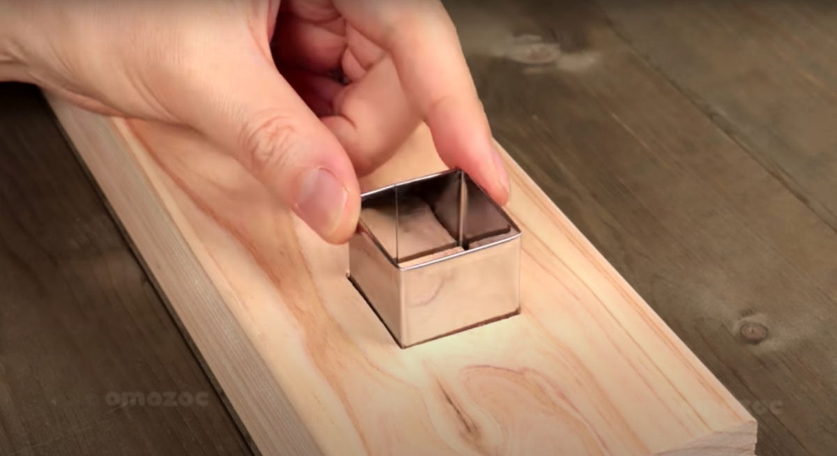 Como fazer uma banqueta em stop-motion onde a madeira é cortada como fatia de manteiga