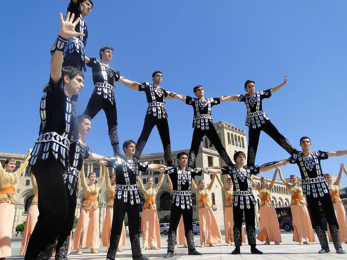 A Dança Marcial Armênia incorpora unidade, força e defesa coletiva
