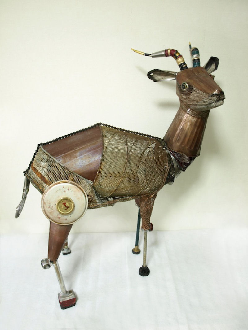Lúdicas esculturas de animais feitas com material reciclado 13