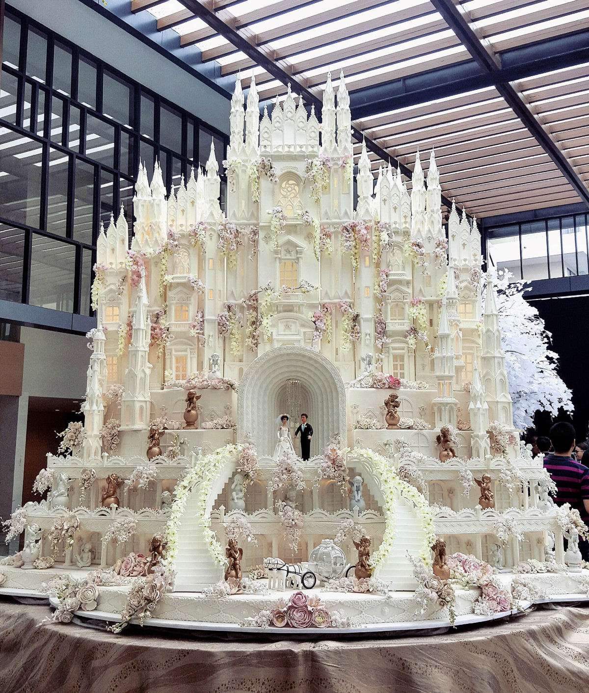 Confeitaria indonésia cria os bolos de casamento mais elaborados do mundo 06