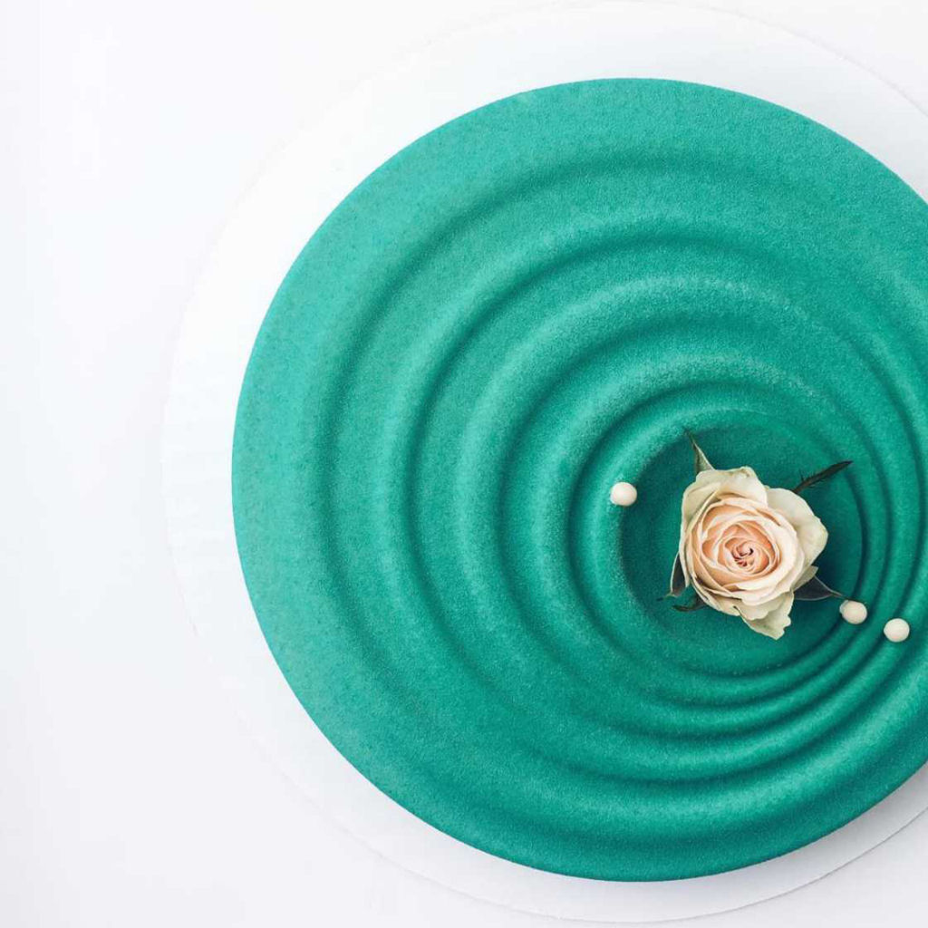 Artista da culinária cria bolos com mousse espelhado tão fascinantes que dá vontade de comer com os olhos 11