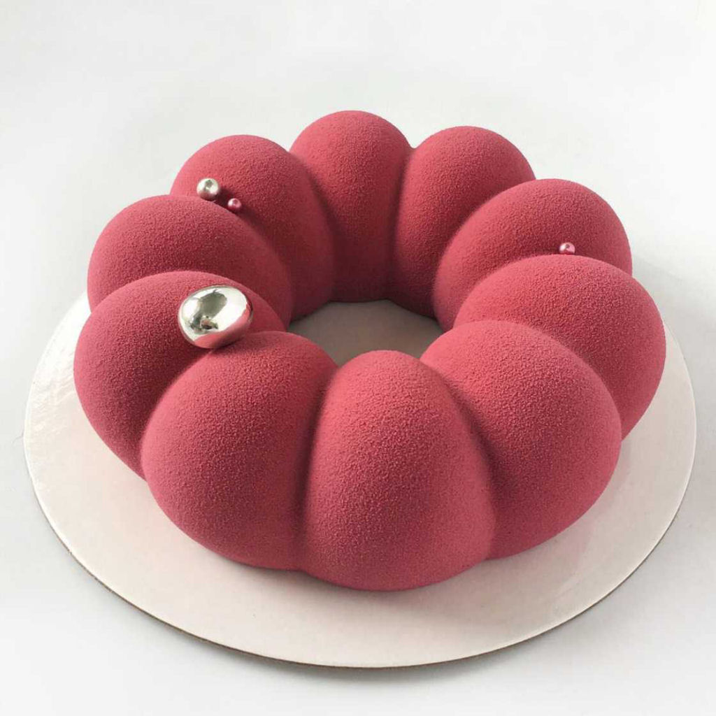 Artista da culinária cria bolos com mousse espelhado tão fascinantes que dá vontade de comer com os olhos 19