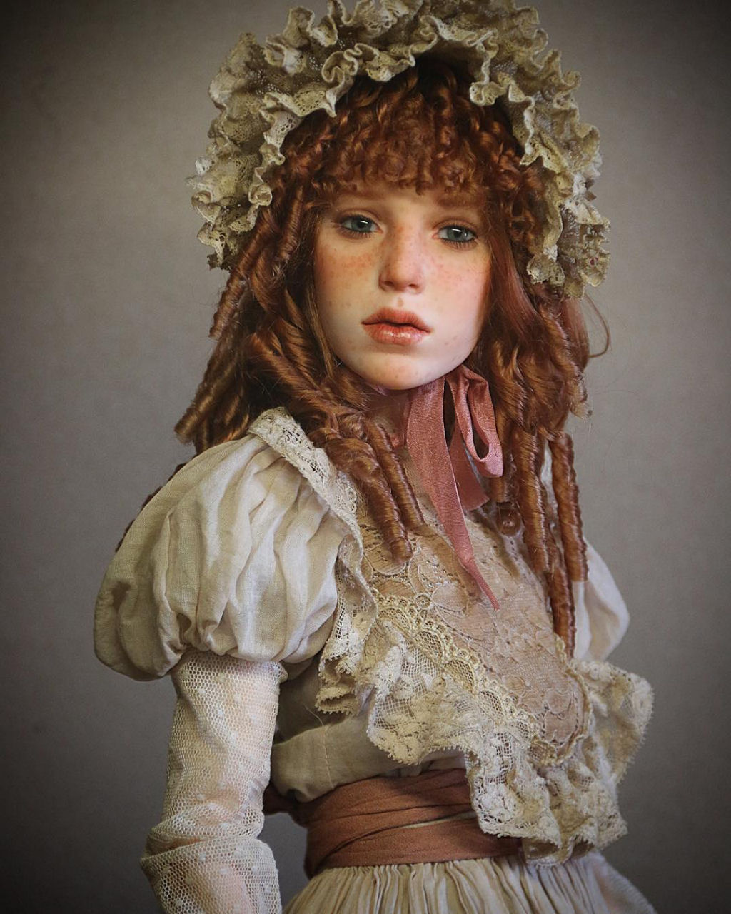 Artista russo cria bonecas com faces incrivelmente realistas 05