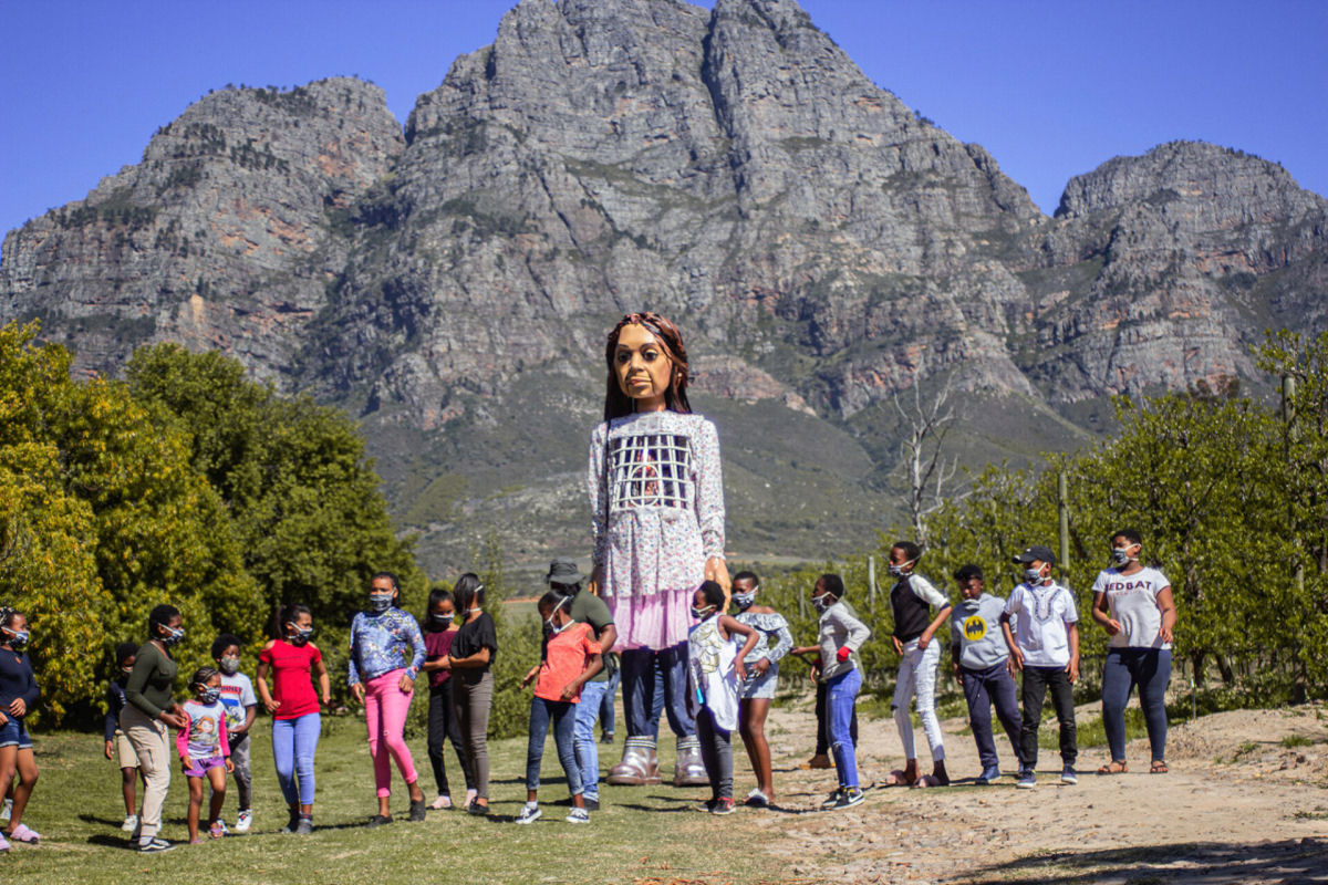 'Pequena Amal': enorme marionete viajará 8.000 km para criar consciência sobre a crise de refugiados 03