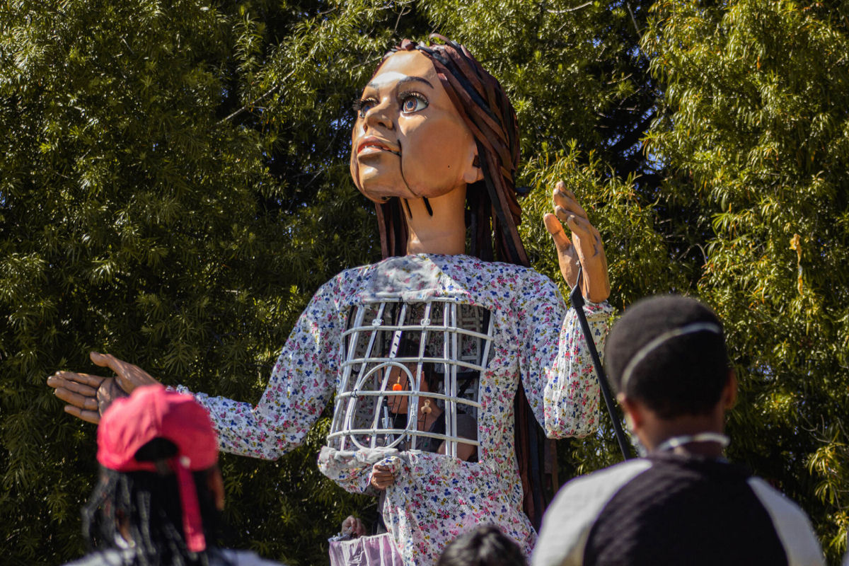 'Pequena Amal': enorme marionete viajará 8.000 km para criar consciência sobre a crise de refugiados 04