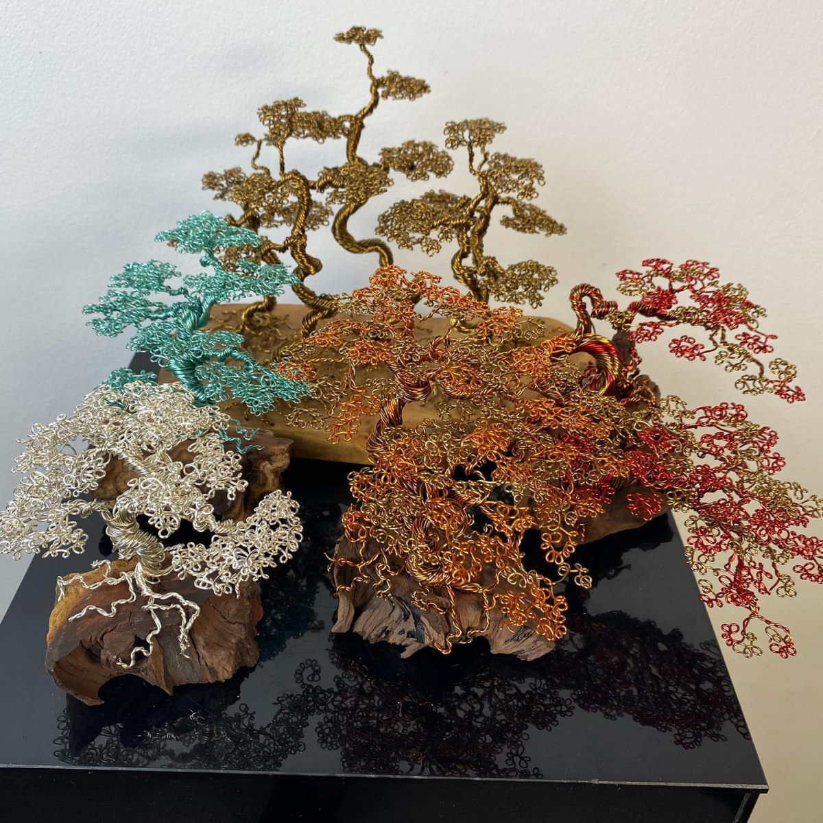 Artista tece árvores de bonsai complexas com fio de cobre e alumínio