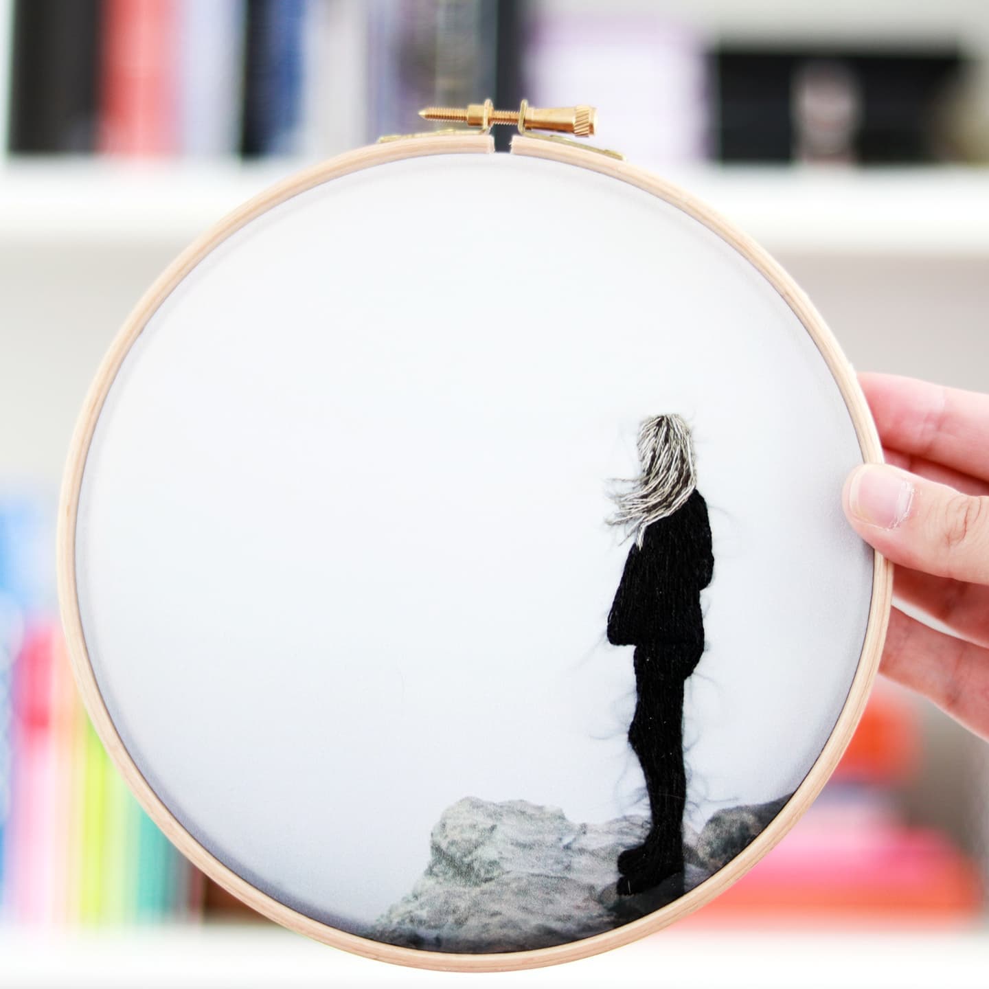 Artista do bordado reinventa sua arte de aro costurando fotografias de tecido 04