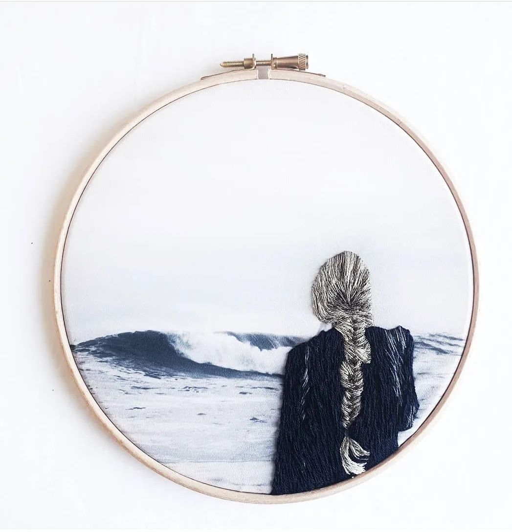 Artista do bordado reinventa sua arte de aro costurando fotografias de tecido 10