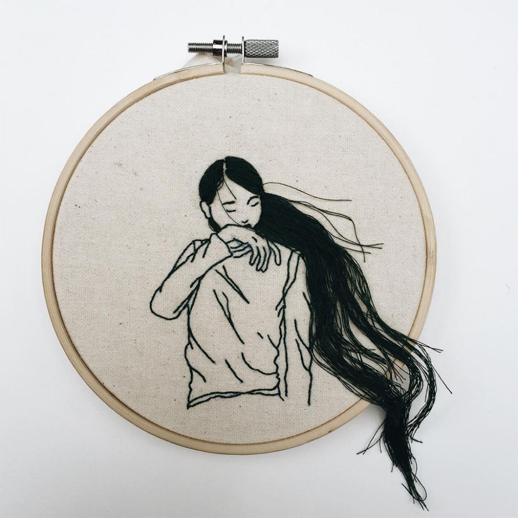 Artista borda retratos de mulheres com cabelos que saltam da tela 05