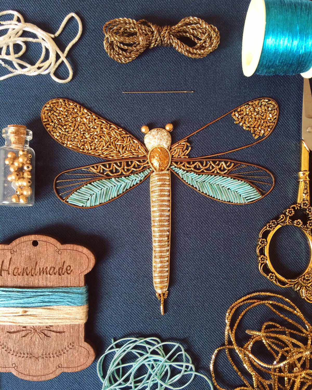 Fascinantes bordados de liblulas e outros insetos que incorpora grnulos metlicos 08