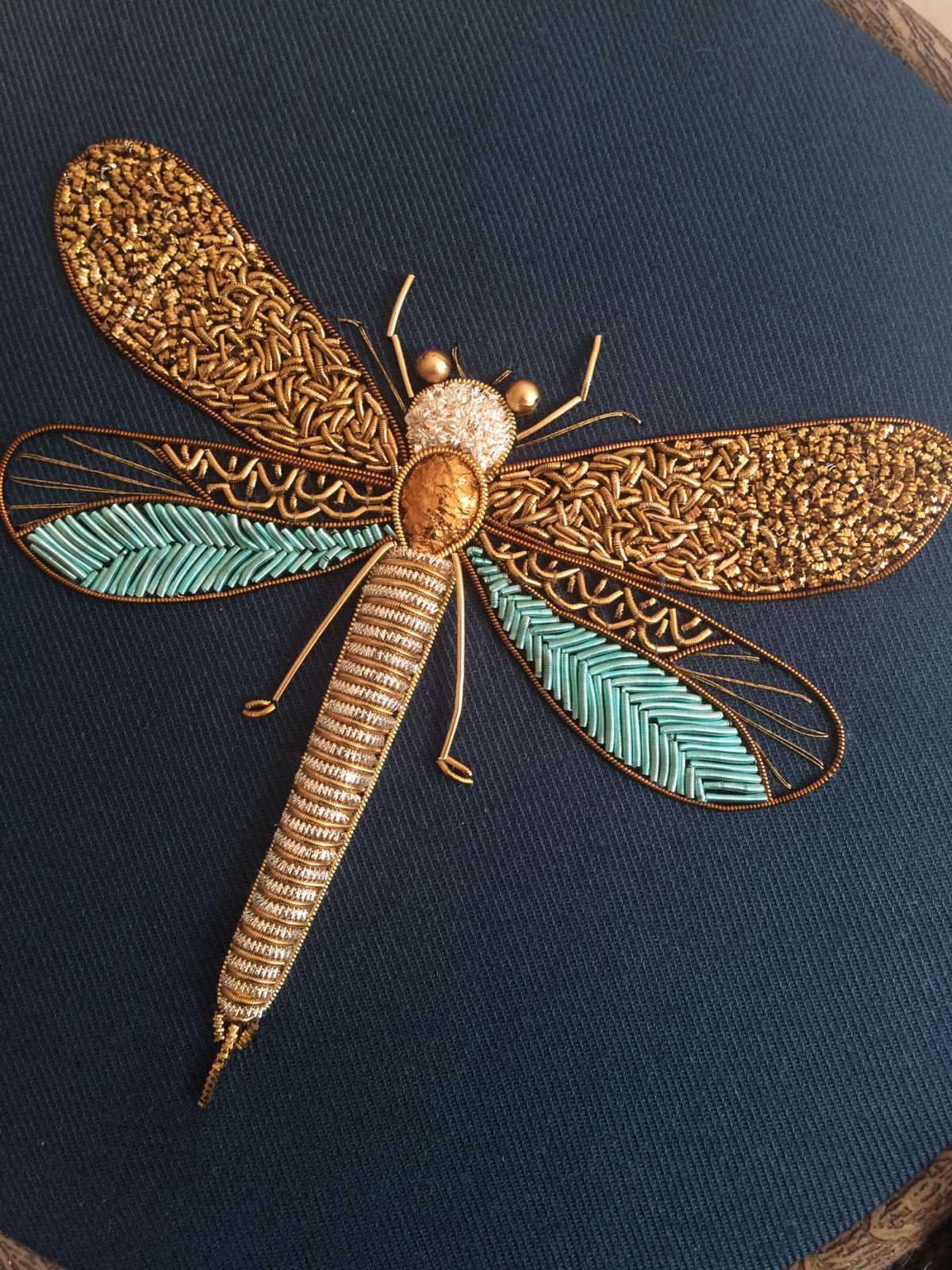Fascinantes bordados de liblulas e outros insetos que incorpora grnulos metlicos 10